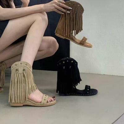 Внутренние кожаные сапоги с бахромой и римскими заклепками, женские босоножки в стиле бохо с открытым носком и танкеткой