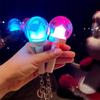 Удобный брелок-фонарик LED Для фанатов и посетителей мероприятий Компактный дизайн с множеством цветовых вариантов и легким доступом к батарейке