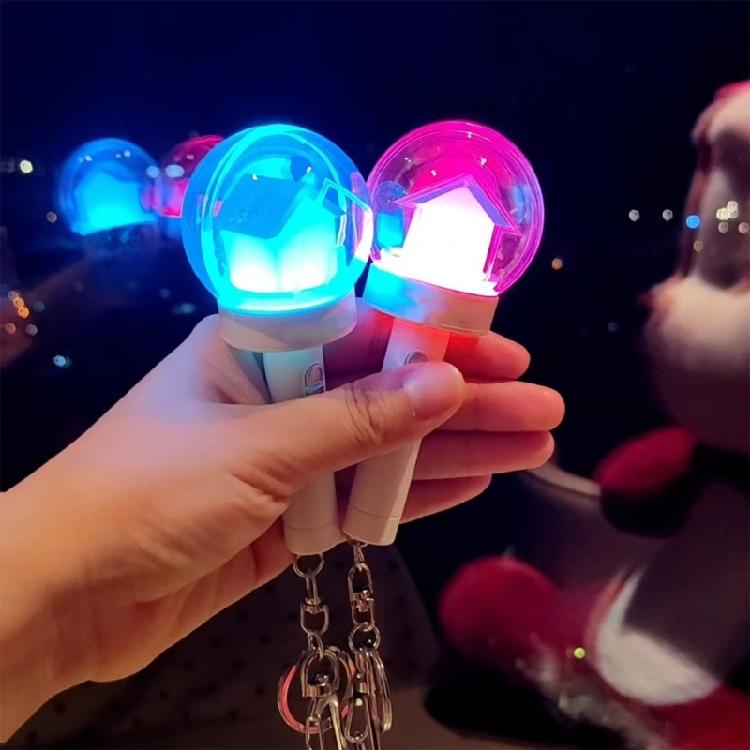 Удобный брелок-фонарик LED Для фанатов и посетителей мероприятий Компактный дизайн с множеством цветовых вариантов и легким доступом к батарейке