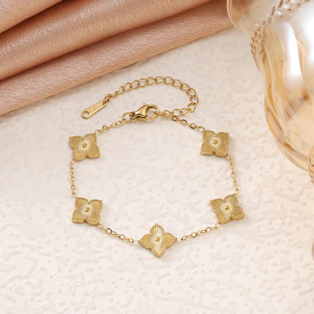 Элегантный ювелирный набор из титановой стали 18 карат: Браслет, Колье и Серьги-гвоздики с Лазерной Полосой и Клевером