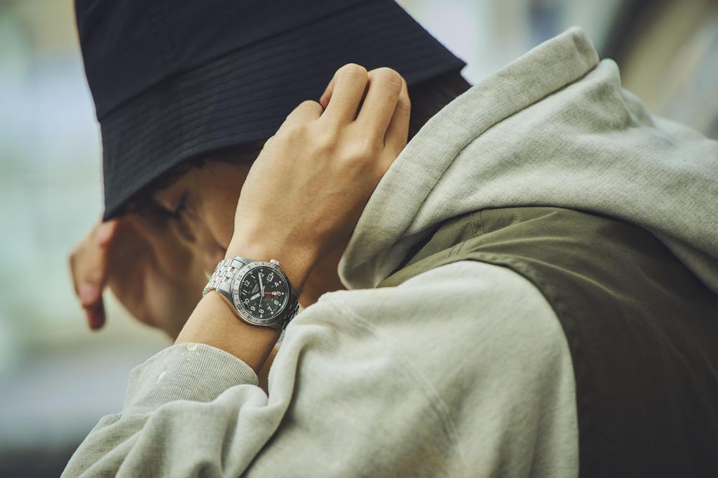 Мужские часы Seiko 5 Sports SBSC011 Field GMT серебристые