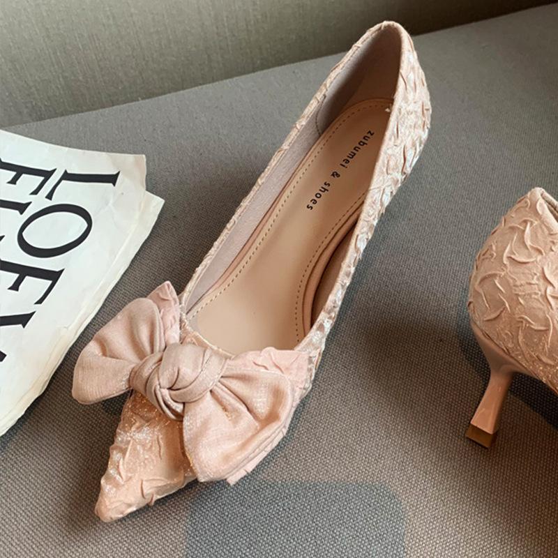 Атласные туфли на высоком каблуке. Новые женские туфли на высоком каблуке с острым носком и бантом. Женские туфли на тонком каблуке и с неглубоким горлышком.