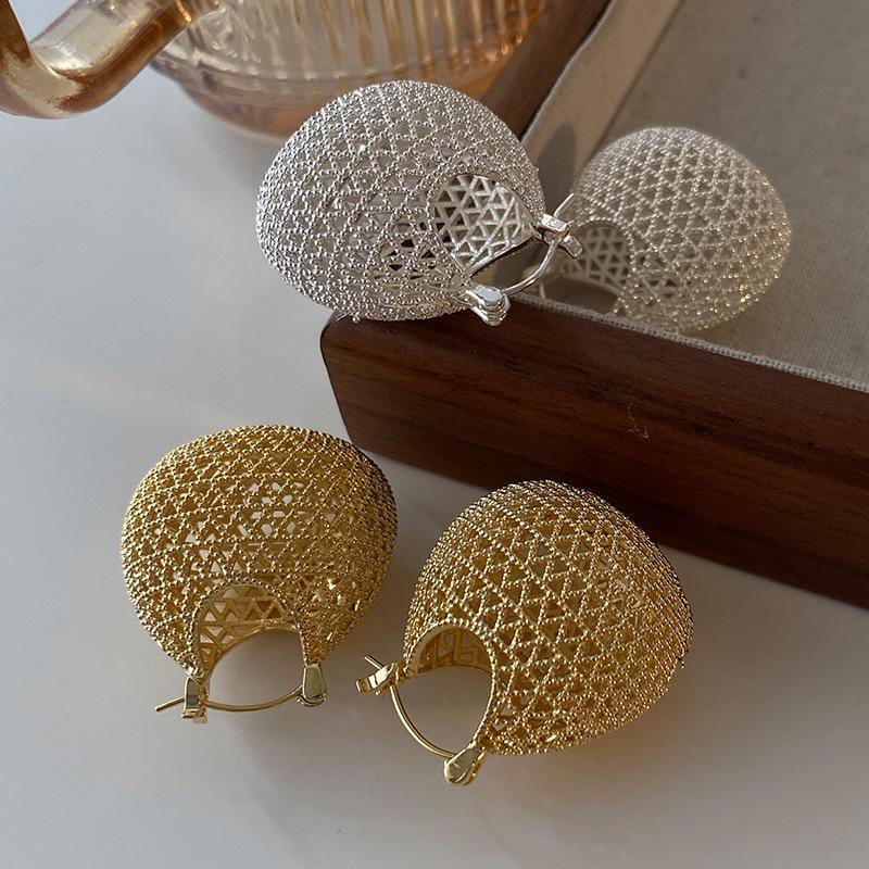 Сетка Полый Ретро Полый Шар Женский Медный Покрытием Настоящее Золото Модная Атмосфера Высокого Класса