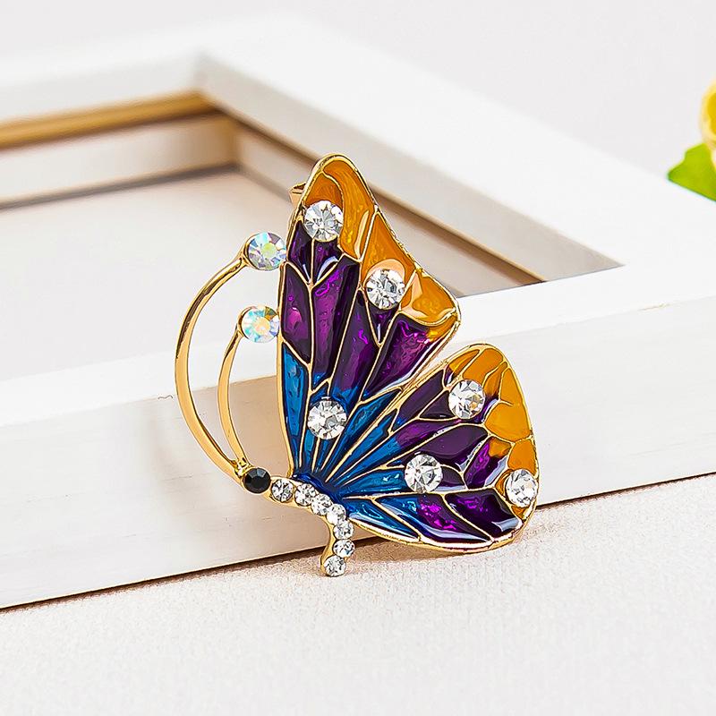 Элегантная эмалевая брошь в виде бабочки — модный аксессуар для костюма высокого класса