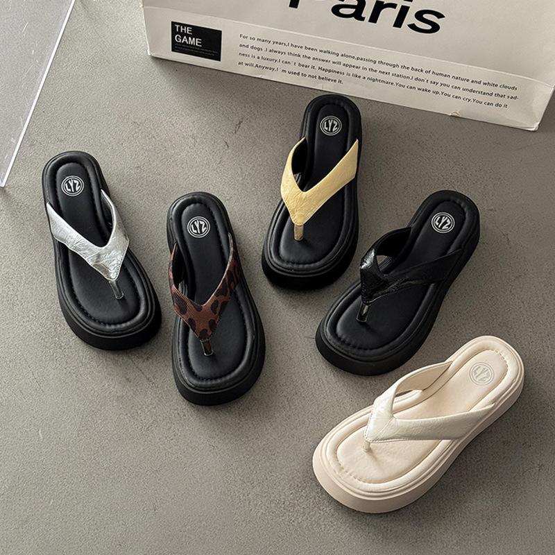 Новые удобные и комфортные шлепанцы на толстой подошве для женской летней обуви с сандалиями для пальцев и пляжными крутыми тапочками