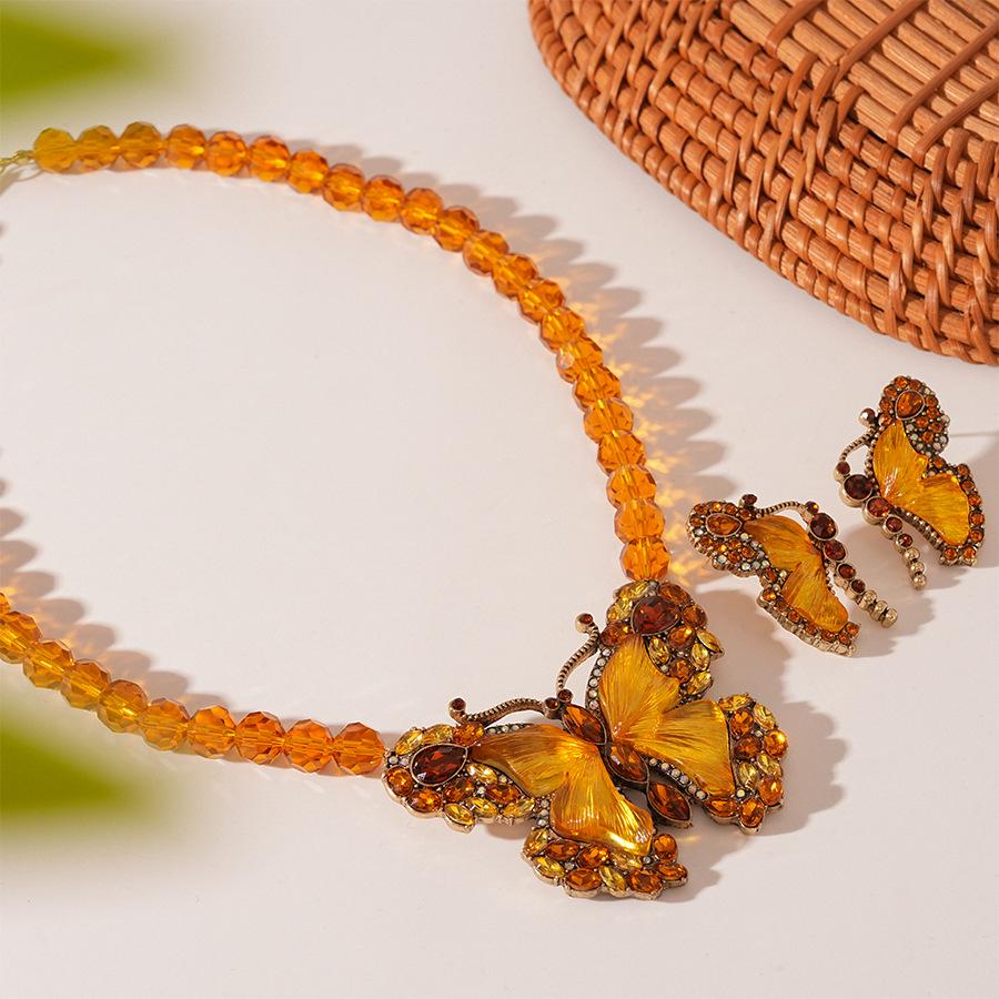 Колье «Бриллиантовая бабочка» с эмалью майяра: Европейский и американский ретро нишевый дизайн для женщин.