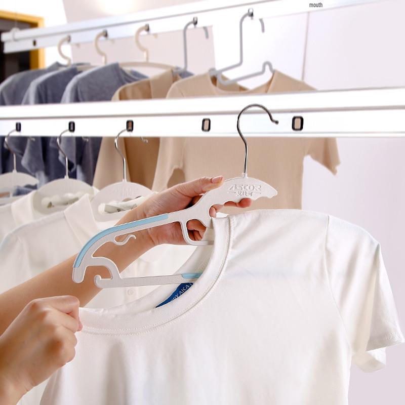 Non-slip, traceless clothes hanger – prevents shoulder marks, ideal for drying and organizing in wardrobe.