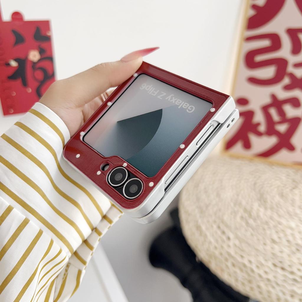 Чехол из кожи с текстурой для Samsung Z Flip 3-7 с вышитым шарфом и дизайном щенка