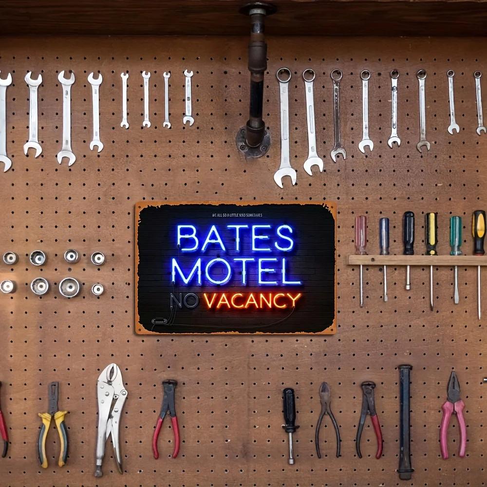 Неоновая металлическая жестяная вывеска «Bates Motel» в ностальгическом стиле — идеальный декор стены для мужской берлоги, подвала, бара, таверны и многого другого!