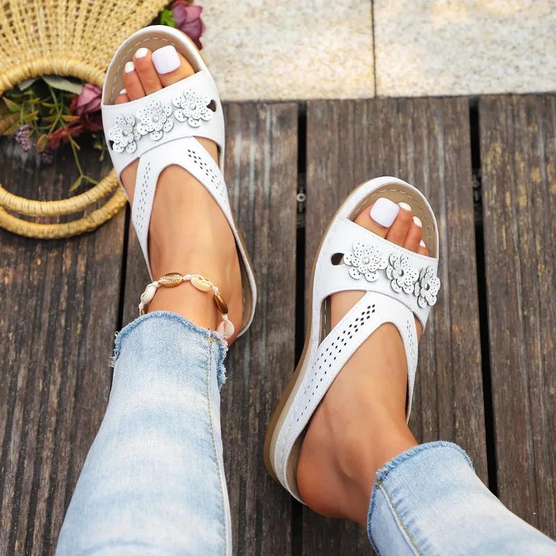 Обувь женская Лидер продаж, женские тапочки с открытым носком, большие размеры, повседневные тапочки для улицы, женские аппликации, сандалии на танкетке с круглым носком