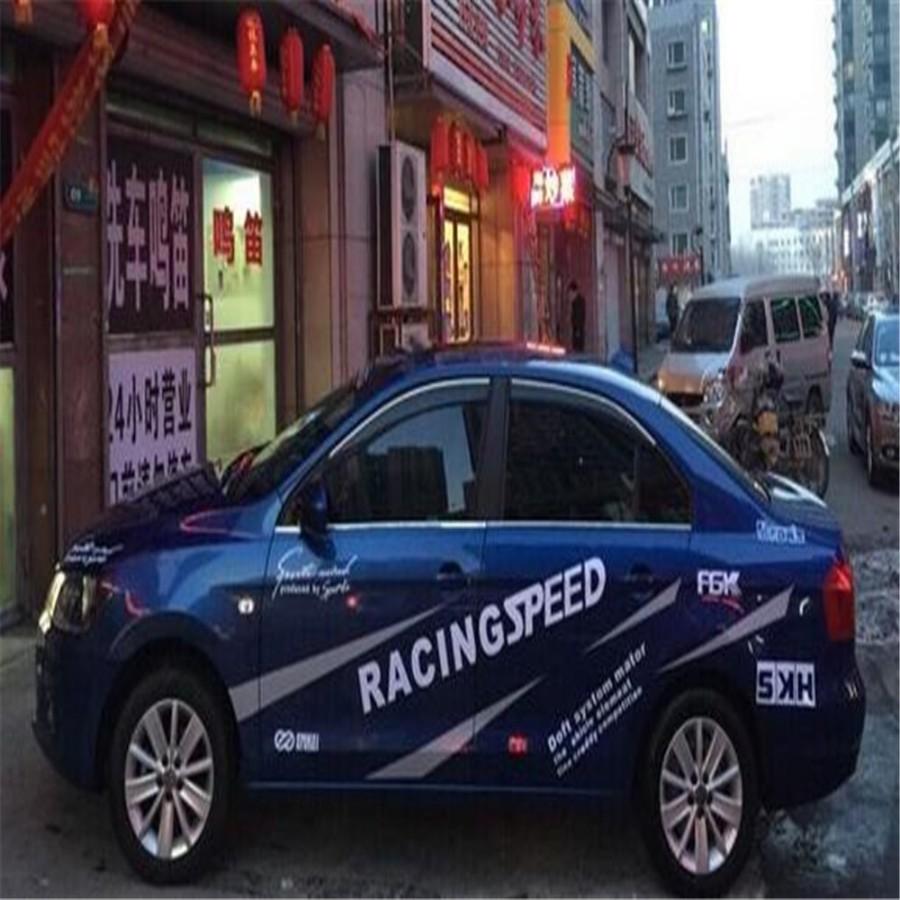 Наклейка на боковую часть автомобиля в виде гоночных полос серо-черного цвета