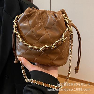 Французская мода сумка Xiaoxiangfeng женская 2025 осень и зима новая ромбовидная цепочка сумка-ведро премиальная текстура сумка-мессенджер