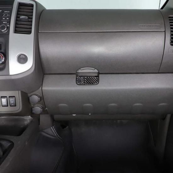 Наклейка-накладка из углеродного волокна на ручку ящика для хранения со стороны пассажира для Nissan Frontier 05-21