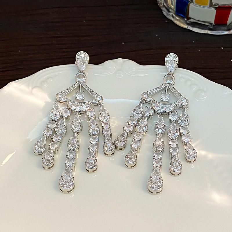 Элегантные треугольные серьги-кисточки с цирконами и пайетками — роскошные ювелирные украшения для женщин
