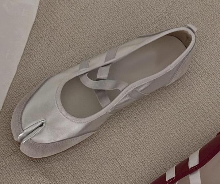 Черный Серебристый Красный Балетки Кроссовки Женские Разделенный Носок Балерина Таби Обувь для Ходьбы Женская Обувь Мэри Джейн Летняя