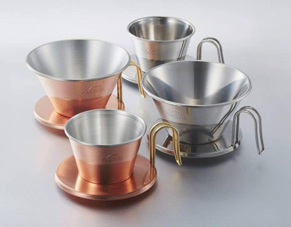 Кофеварка капельного типа Kalita Wave Series из нержавеющей стали, изготовленная вручную мастерами. Эта кофеварка поддерживает воду теплой в течение длительного времени. Подходит для приготовления 4 чашек кофе на человека.