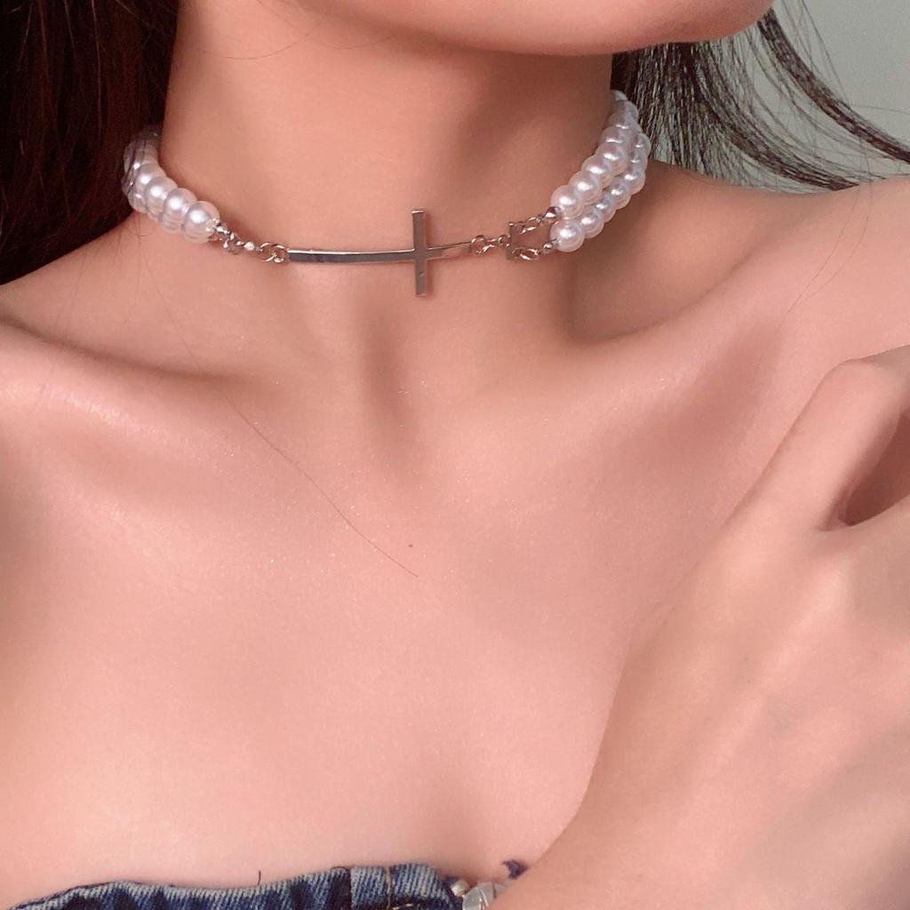 Chic Cross Pendant Necklace for Women - Trendy, Versatile, and Luxurious Clavicle Accessory.