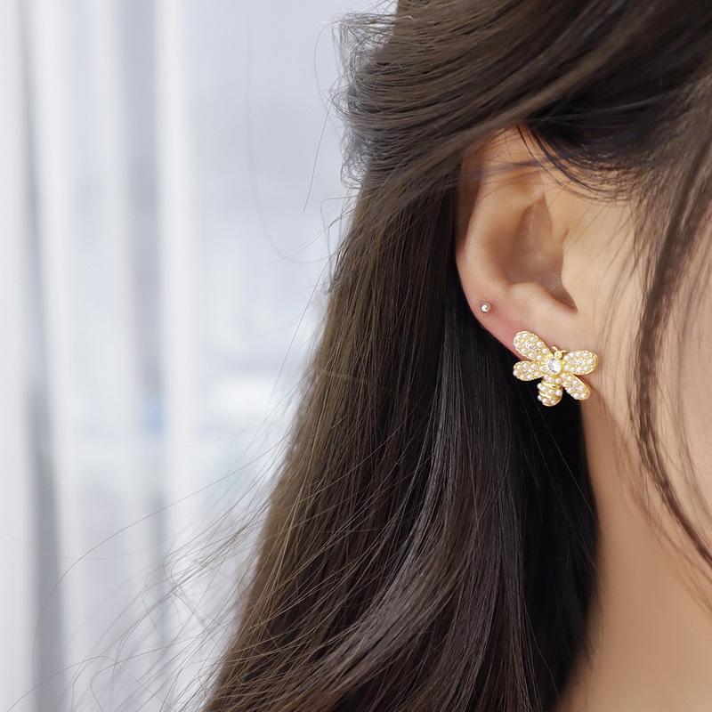 Серьги-гвоздики в Корейском стиле с милыми насекомыми, пчелами, ромашками и цветком для женщин, серьги-гвоздики с кубическим цирконием, серьги с кристаллами в виде животных, вечерние ювелирные изделия для девочек, подарки