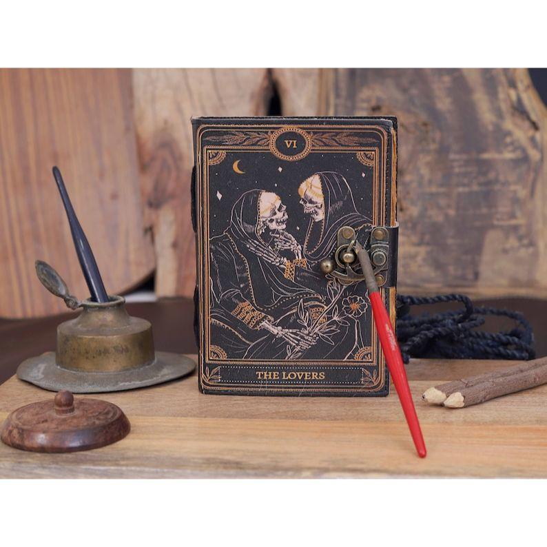 Кожаный журнал Deckle Edge Бумага Гримуар Печатный журнал Блокнот Таро Влюбленных Спираль Готический блокнот Книга заклинаний Череп Дневник любовника