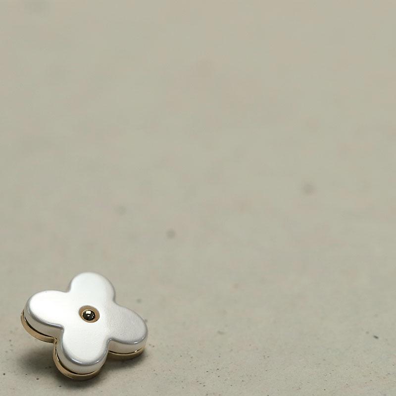 Элегантный вязаный кардиган с двумя пуговицами и узором «Четырехлистный клевер»