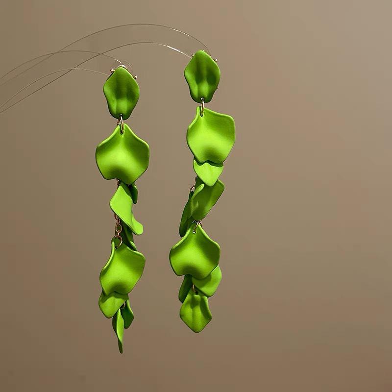 Длинные стальные серьги в форме лепестков роз: Шикарный, стройнящий дизайн с европейским и американским колоритом