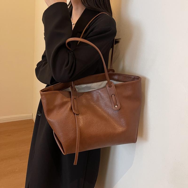 Retro Large-capacity Bag, Stylish Single-shoulder Bag, Commuter Bag, and Fashionable Tote Bag