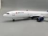 Выставочный самолет 47 см Модель 1/135 Масштаб Литой смола Самолет Airbus A330 Delta Airline Airways С колесами и подсветкой Коллекция