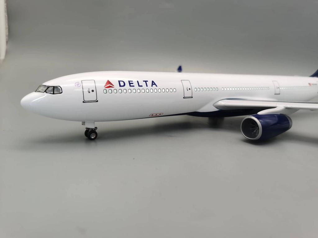 Выставочный самолет 47 см Модель 1/135 Масштаб Литой смола Самолет Airbus A330 Delta Airline Airways С колесами и подсветкой Коллекция