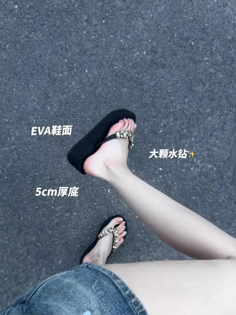 2025 Douyin те же тапочки со стразами, как у интернет-знаменитостей, женские летние пляжные шлепанцы на танкетке, шлепанцы с клипсой, крутые тапочки, женские
