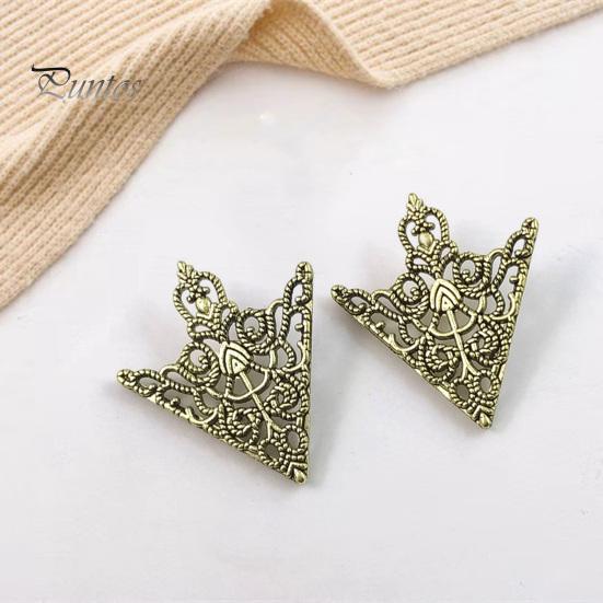 1 Pair Men Women Shirt Collar Clip Retro Hollow Pattern Palace Style Collar Buckle Brooch Neck Clip Outfit Accessories