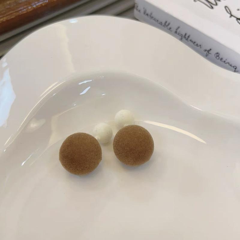 Милые и милые плюшевые разноцветные серьги-гвоздики с уникальным дизайном