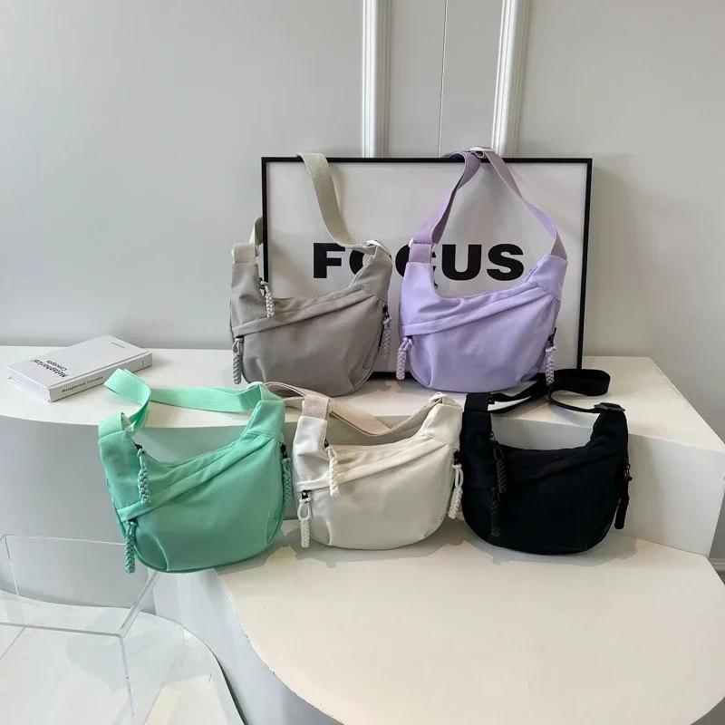 Hobos Повседневная сумка через плечо из цельного нейлона для женщин Простая строчка Популярные сумки через плечо Мода