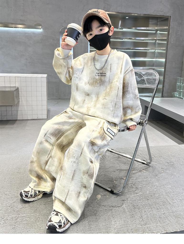 Трендовый спортивный комплект из двух частей для мальчиков на весну и осень 2025 года — стильный, красивый и модный.