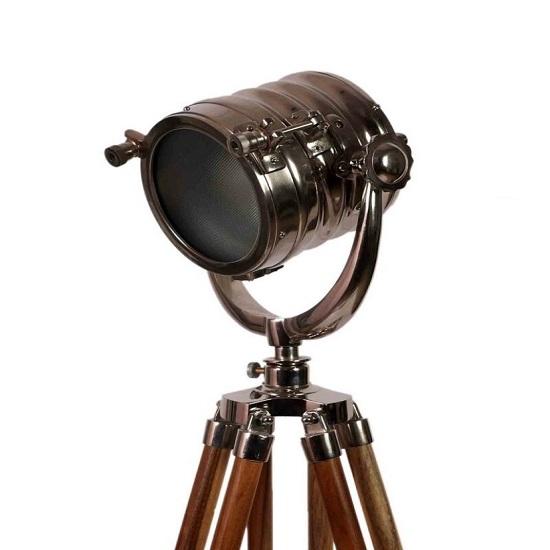 Торшер на штативе с серебряным алюминиевым металлическим абажуром и основанием из дерева и алюминия,