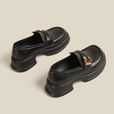 Женщины на толстой подошве в юбках, маленьких кожаных туфлях, металлической повседневной обуви на толстом каблуке