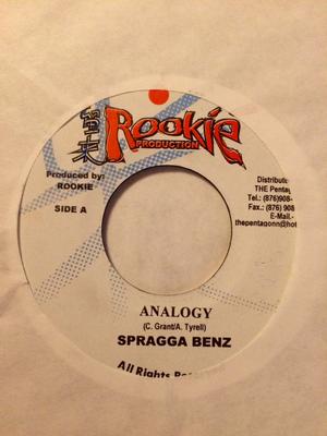 7-дюймовая пластинка SPRAGGA BENZ - Analogy НЕТ Новичок Producti Ямайка Регги, Ска и Даб Б/У