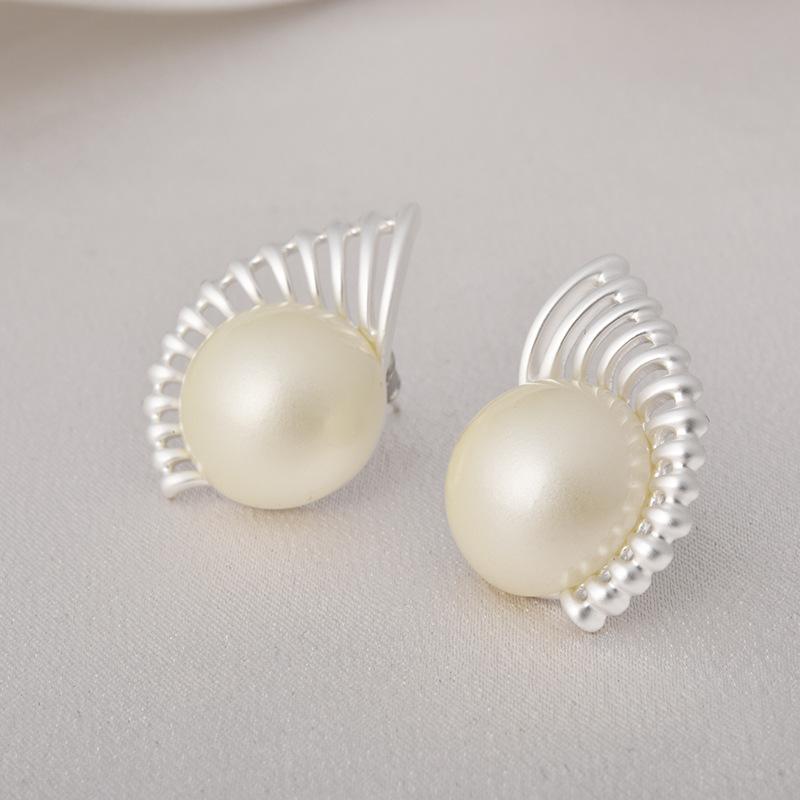 Vintage Fan-Shaped Pearl Stud Earrings Personalized Hollow Gold Plated Elegant Jewelry for Women
