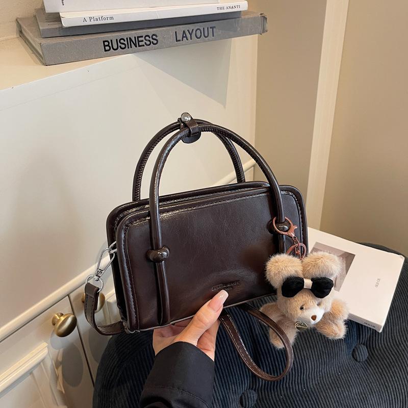 В этом году популярны маленькие сумки, это женские осенне-зимние универсальные новые ретро сумки через плечо и мессенджеры 2025 года, популярные портативные маленькие квадратные сумки.