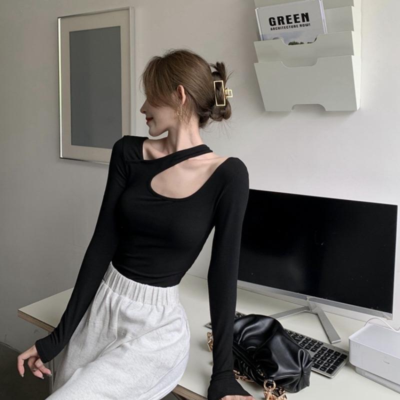 Топ-футболка с длинным рукавом, облегающего кроя, с подвеской на шею