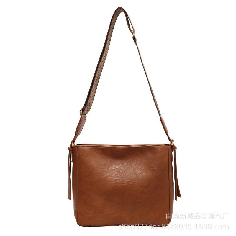 Retro Wide Shoulder Strap Small Bag Women's 2025 New Trendy Simple Temperament Shoulder Bag Popular Messenger Bucket Bag