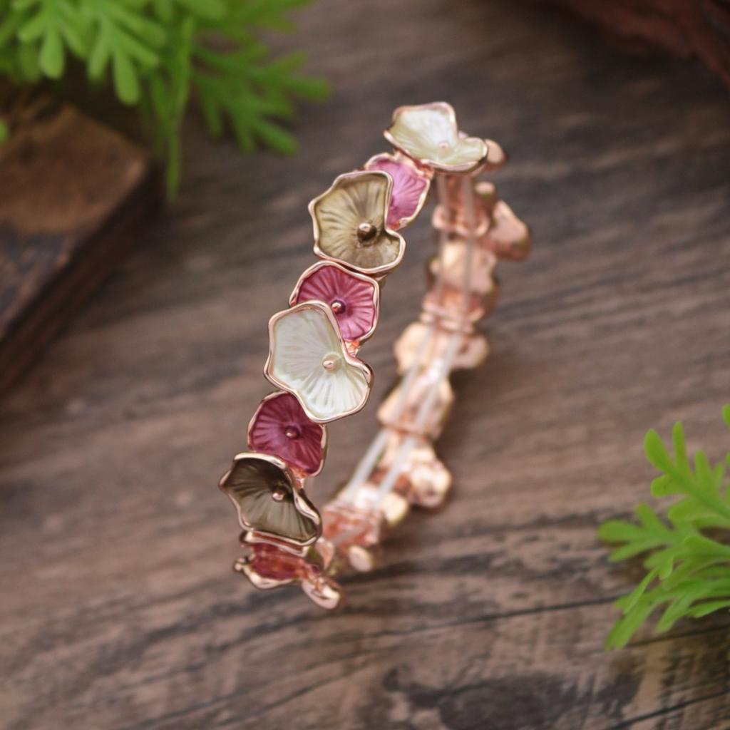 New color variety and irregular leaf-shaped alloy elastic bracelet for women - simple and versatile leaf-shaped hand chain
