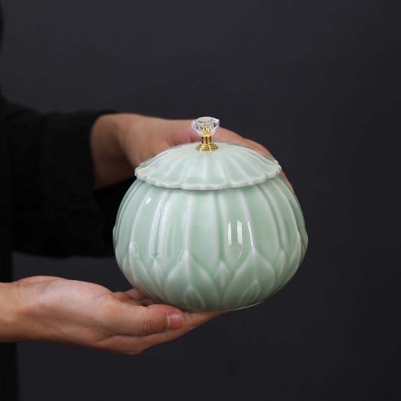 Керамическая банка для чая цвета селадон: Большой контейнер вместимостью полфунта для хранения зеленого или черного чая - Фарфоровая герметичная банка с печатным дизайном.