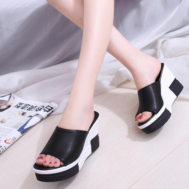 Женские босоножки на танкетке на высоком каблуке