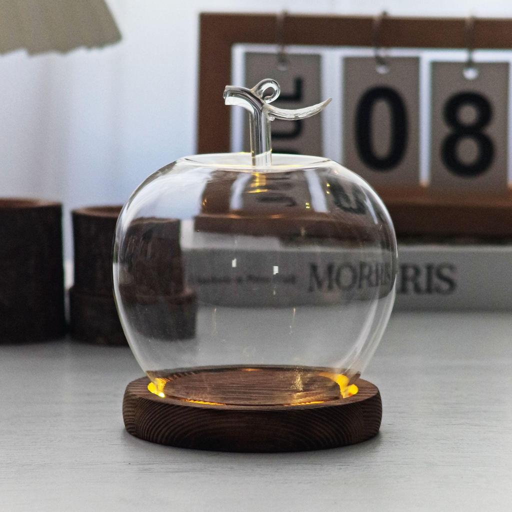 Купол из стекла с изображением вареных яблок и цветов, украшенный глиняной поделкой, для украшения рождественского стола.