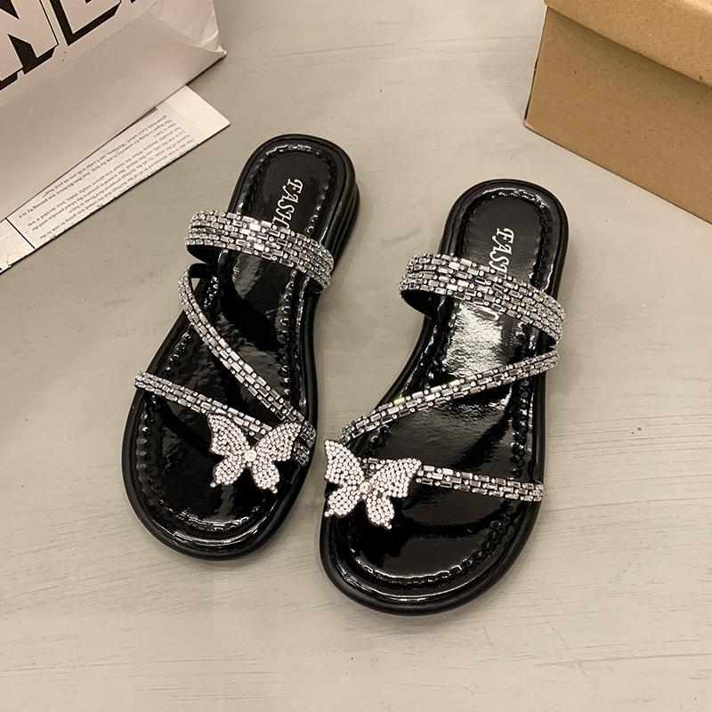 Красивые серебристые прохладные тапочки женские летние 2025 новые на плоской подошве со стразами бабочка закрытый носок два способа ношения пляжные тапочки