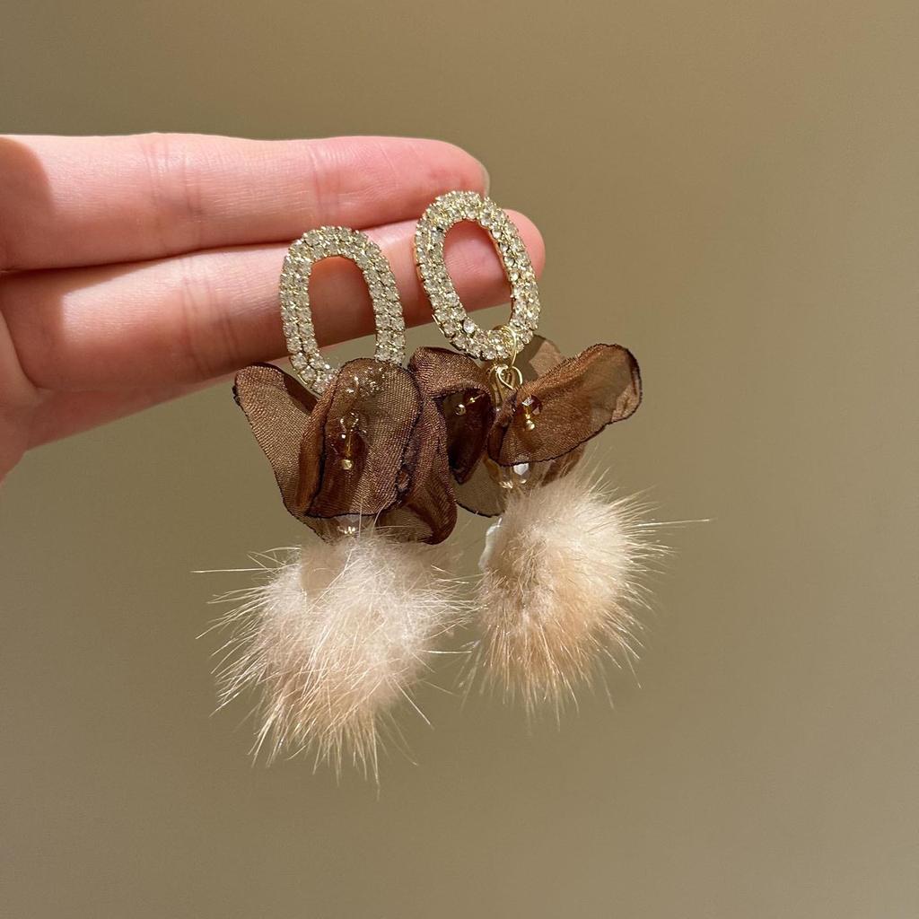 2025 Осень/Зима Женские Высококлассные Простые Серьги: Универсальный дизайн с системой цветов Майяра