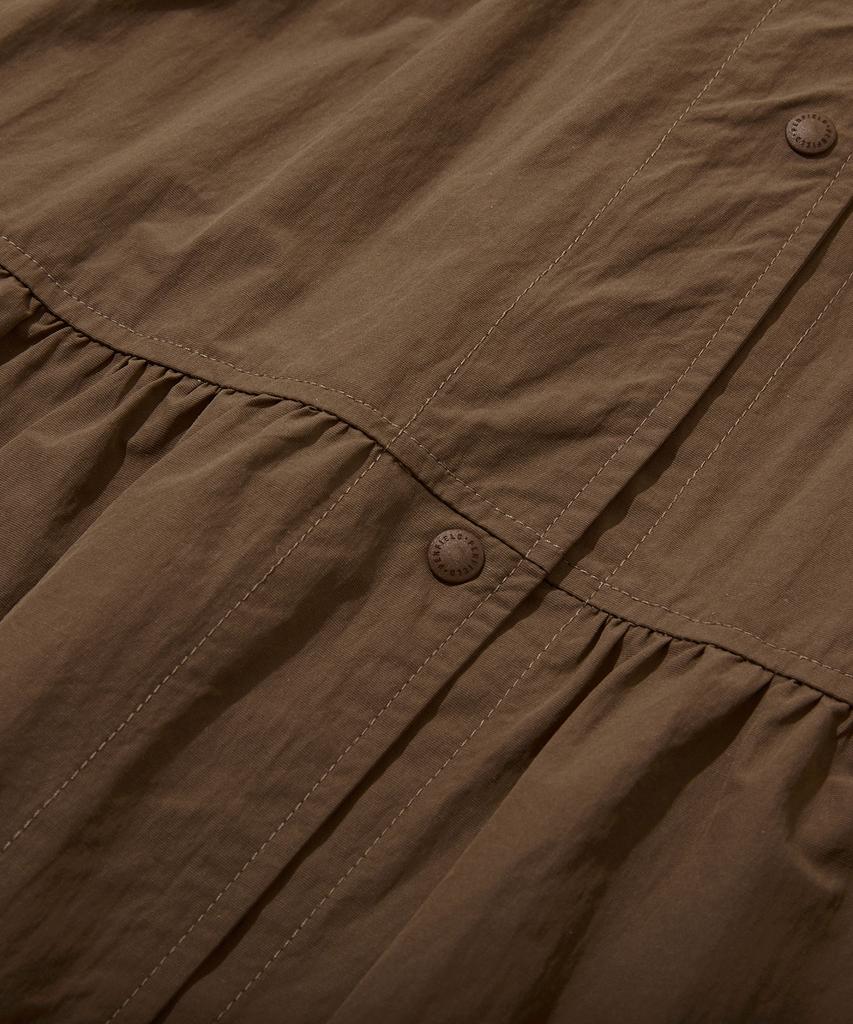 Платье Penfield с открытым воротником, регулируемой талией и сборками, коричневое_Fs2Ws01F