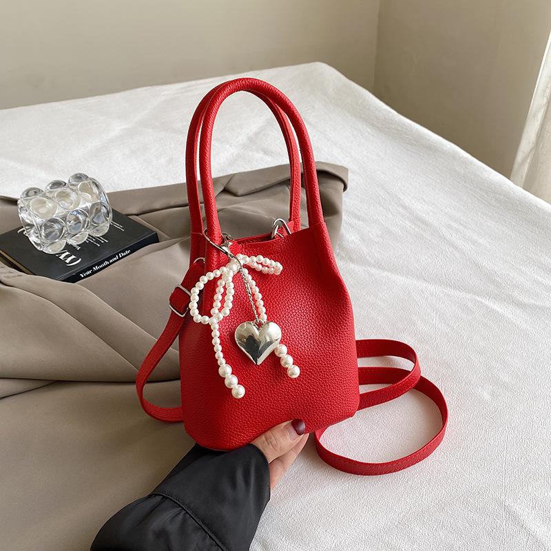 Повседневная популярная модная сумка с текстурой в этом году 2024 года, летняя новая портативная женская сумка, простая сумка-мессенджер, сумка-ведро