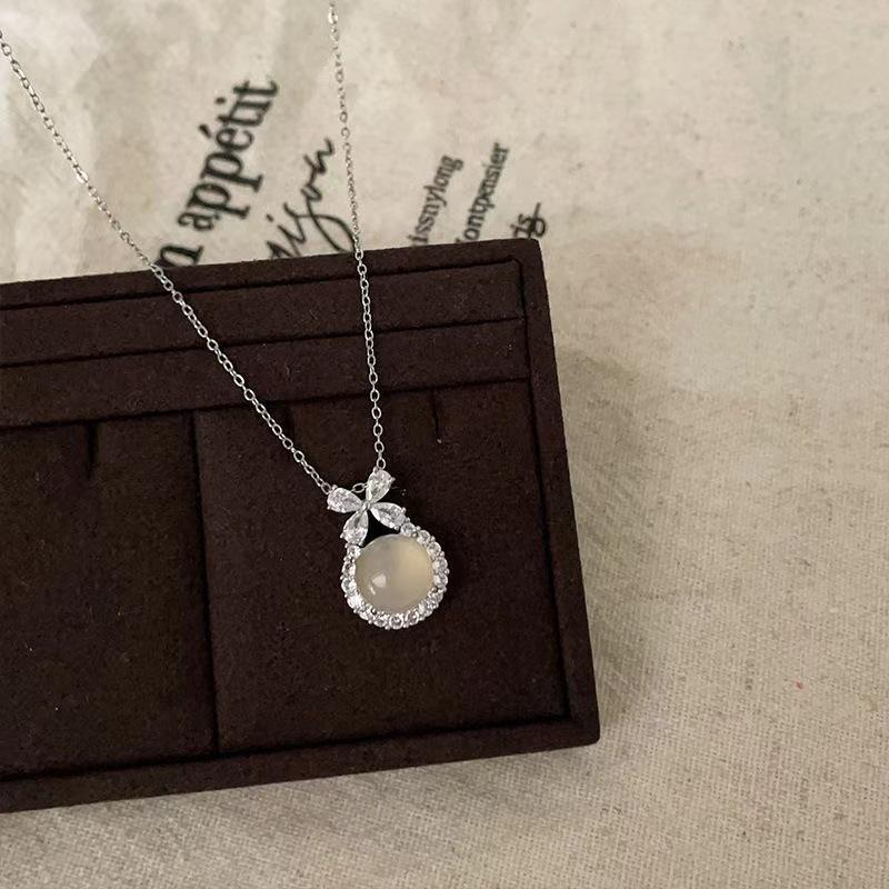 New ice-clear white chalcedony pendant necklace, female bow, fashionable and exquisite, small fragrant collarbone chain, flower neck chain.