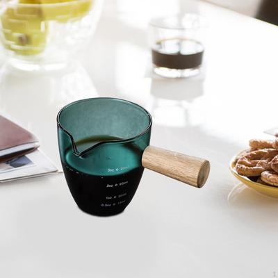 Мерный стакан из прозрачного стекла с деревянной ручкой — идеально подходит для использования дома и в офисе